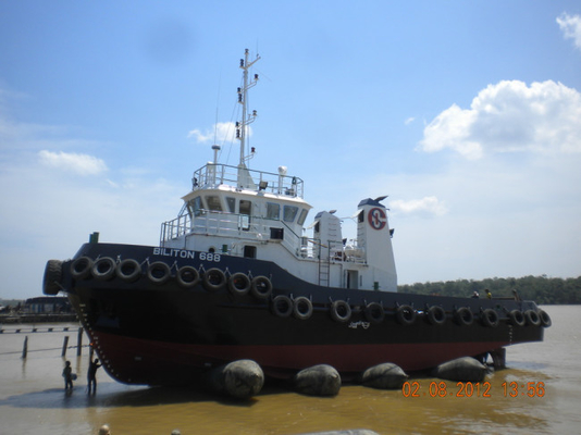 Воздух заполнил воздушные подушки морской резиновой баржи стыковки давления воздушной подушки высокой запуская